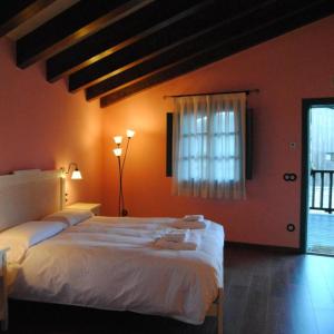 A bed or beds in a room at LA HOSTERIA DE TOLORIU, el alt Urgell
