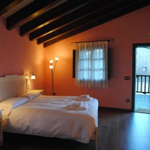 Ein Bett oder Betten in einem Zimmer der Unterkunft LA HOSTERIA DE TOLORIU, el alt Urgell