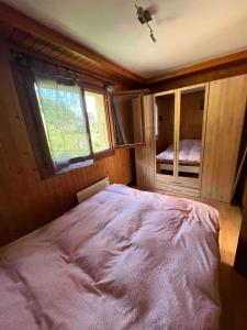a bedroom with a large bed in a room at Appartement Chalet France in Salvan