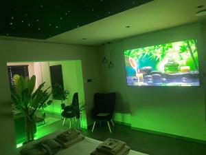 a room with a green room with a projection screen at Bubbles and More in Begijnendijk