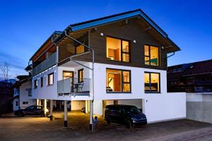 una casa con un coche aparcado delante de ella en Berg Fux - Ferienwohnung Billy der Hirsch en Sonthofen