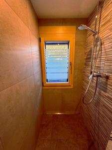 a bathroom with a shower and a window at Ferienwohnung Brunni-Lodge direkt am Grossen Mythen in Alpthal