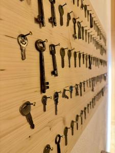 un montón de llaves colgando en una pared en Ferienwohnung Brunni-Lodge direkt am Grossen Mythen en Alpthal