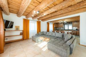 a living room with a couch and a table at Casa Davana in Rogojel