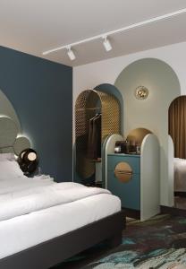 - une chambre avec un lit et un mur de basket dans l'établissement Mercure Annecy Centre, à Annecy