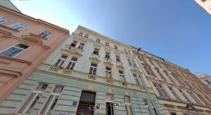 een hoog gebouw met veel ramen aan een straat bij Apartments Borivojova 63 in Praag