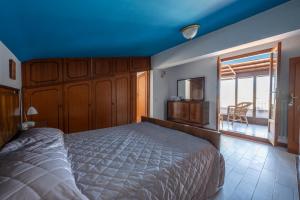ein Schlafzimmer mit einem großen Bett und einem Balkon in der Unterkunft Dimora Cavaliere Scioli in Monteroduni