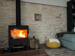 kominek w salonie z ceglaną ścianą w obiekcie Boutique house Istria with pool and fireplace w mieście Sveti Petar u Šumi