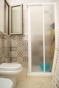 uma casa de banho com um WC e um chuveiro em RV CASA VACANZE em Vignacastrisi
