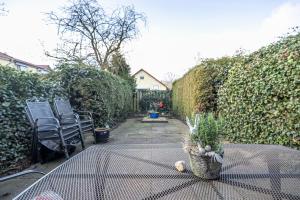 une table avec une plante en pot assise au-dessus dans l'établissement Ferienhaus Seeschwalbe, FeWo Vermittlung Nordsee, à Dangast