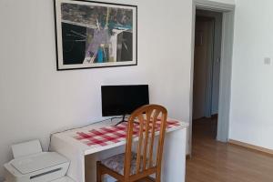 um quarto com uma secretária, um computador e uma cadeira em Art house residence em Limassol