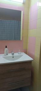 y baño con lavabo y espejo. en Art house residence, en Limassol