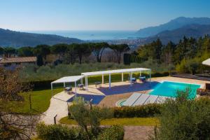vista esterna di una villa con piscina di B&B Villa Setharè a Salerno