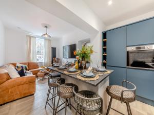 uma cozinha e sala de estar com mesa e cadeiras em The Procession em Berwick-Upon-Tweed