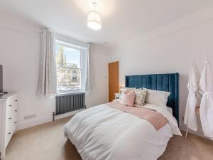 um quarto com uma cama grande e uma janela em The Procession em Berwick-Upon-Tweed