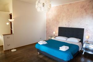 1 dormitorio con cama y lámpara de araña en B&B Villa Setharè, en Salerno
