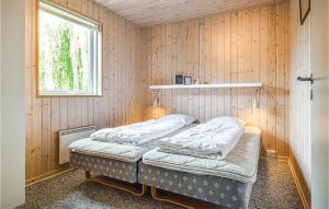 Postel nebo postele na pokoji v ubytování Cozy Home In Humble With Sauna