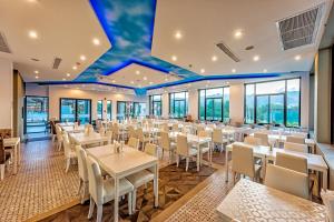 Reštaurácia alebo iné gastronomické zariadenie v ubytovaní Chalong Miracle Lakeview