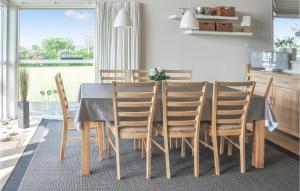 een eetkamer met een tafel en vier stoelen bij Lovely Home In Sydals With Sauna in Skovby