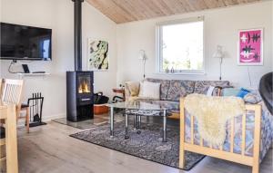 sala de estar con sofá y chimenea en Beautiful Home In Otterup With 2 Bedrooms And Wifi en Otterup