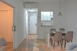 a kitchen and dining room with a table and chairs at Precioso piso residencial in Seville