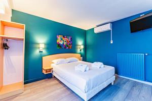 Voodi või voodid majutusasutuse The Originals City, Hôtel Éclipse, Lyon Est toas