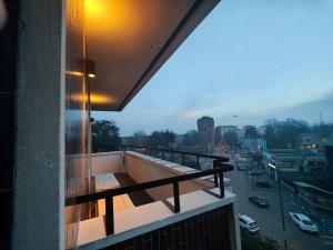 einen Balkon mit Blick auf eine Stadtstraße in der Unterkunft Ottoboni 2B Luxury Penthouse in Mailand