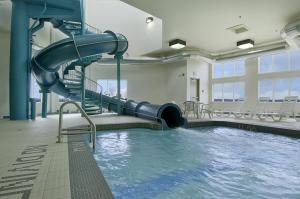 - une piscine avec toboggan dans un bâtiment dans l'établissement Super 8 by Wyndham Windsor NS, à Windsor