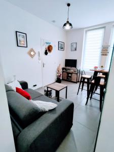 un soggiorno con divano e tavolo di Studio coin nuit, Entre plage et centre a Marsiglia