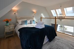 sypialnia z łóżkiem z ręcznikami w obiekcie Oystercatcher - Converted luxury steading w mieście Perth
