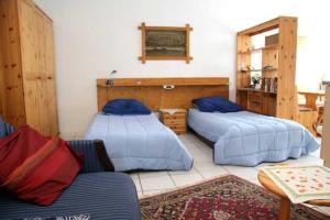 una camera con due letti e un divano in camera di 1-15 Personen, 25km bis FFM-Nord a Usingen