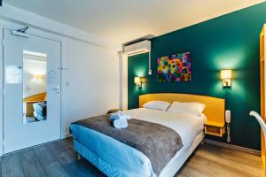 Voodi või voodid majutusasutuse The Originals City, Hôtel Éclipse, Lyon Est toas