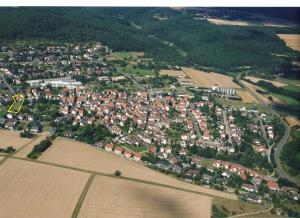 una vista aerea di una città con case e alberi di 1-15 Personen, 25km bis FFM-Nord a Usingen