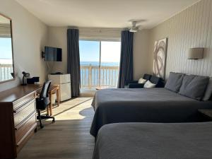 TV a/nebo společenská místnost v ubytování Motel Carleton Sur Mer