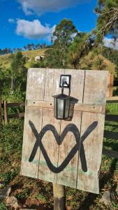 una señal con una luz encima en Vila Monte Cunha - Chalés en Cunha