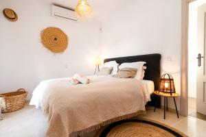 ein Schlafzimmer mit einem großen Bett mit weißen Wänden in der Unterkunft Villa Rosario in Marbella