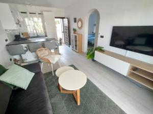 een woonkamer met een bank en een tafel bij Casita Leo in Teulada