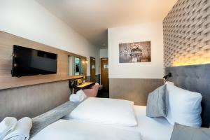 TV a/nebo společenská místnost v ubytování Home Hotel