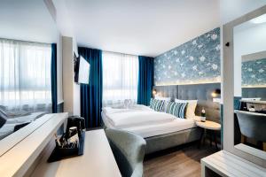 een hotelkamer met een bed en een bureau bij Home Hotel in Dortmund