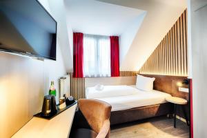 TV a/nebo společenská místnost v ubytování Home Hotel