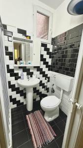 een badkamer met een toilet en een wastafel bij Suite De San Cristoforo N1 in Catania