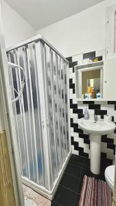 een badkamer met een douche en een wastafel bij Suite De San Cristoforo N1 in Catania
