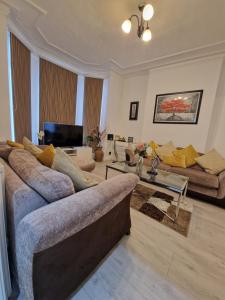 un soggiorno con divano e tavolo di Alton Rd guesthouse a Liverpool