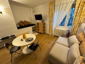 een woonkamer met een tafel en een bank bij Villetta Forlanini Milano in Milaan