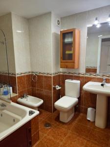 a bathroom with a toilet and a sink and a tub at Zona centro con plaza de garaje VUT3983AS in Gijón
