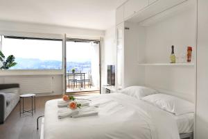 Rúm í herbergi á View and Art - Happy Rentals