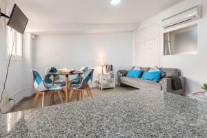 cocina y sala de estar con mesa y sillas en Bettatur Apartaments Rera Sant Domenech, en Tarragona