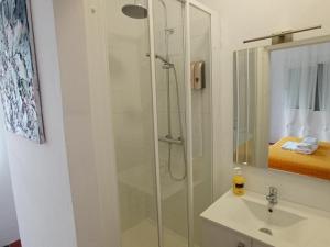 uma casa de banho com um chuveiro e um lavatório. em Open Sky Villa em Denia