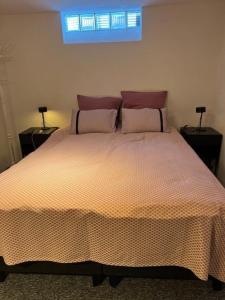um quarto com uma cama grande e 2 mesas de cabeceira em Hedén Apartment em Kållered