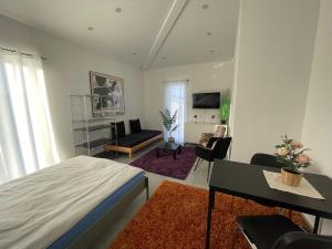 1 dormitorio con 1 cama y sala de estar en Schöne Unterkunft Nähe Schweiz, en Gottmadingen